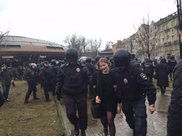 Затримана під час мітингів. Фото:http://www.dialog.ua