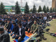 Силовики підносять молитву Всевишньому поруч з учасниками протестів: Повстання в Інгушетії набирає обертів (фото)