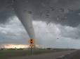 У мережу виклали моторошне фото торнадо, який вирував неподалік від Ужгорода