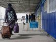 Вмістити життя у валізу: Переселенці в Києві презентували зворушливу інсталяцію (фото)